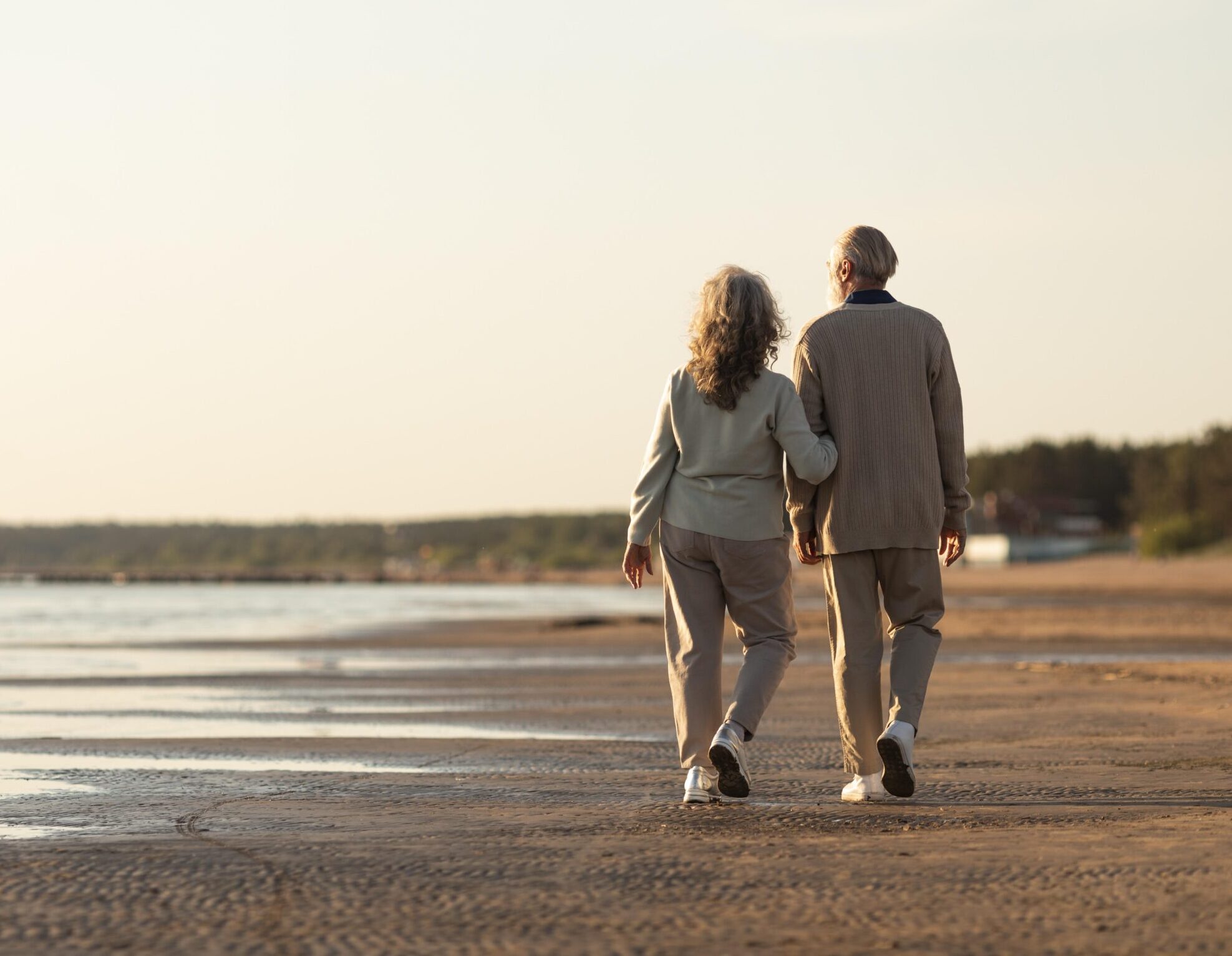 full shot senior couple seaside